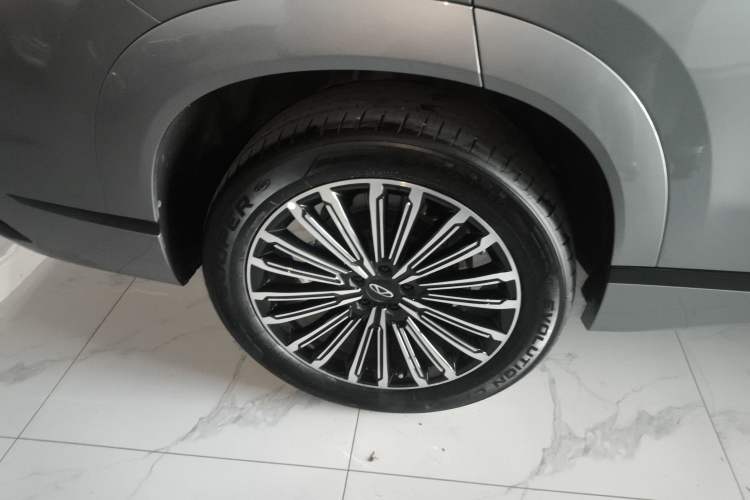 Used Chery Tiggo 9 C-DM 2025 1.5T 106KM Ultra-Comfort Edition 5 Seats Lithium-NMC Right Rear Wheel Hub