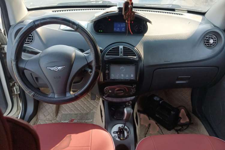 Used Chery X1 2011 1.3L AMT Luxury Model Center Console