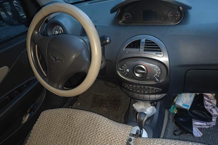 Used Chery X1 2011 1.3L AMT Luxury Model Center Console