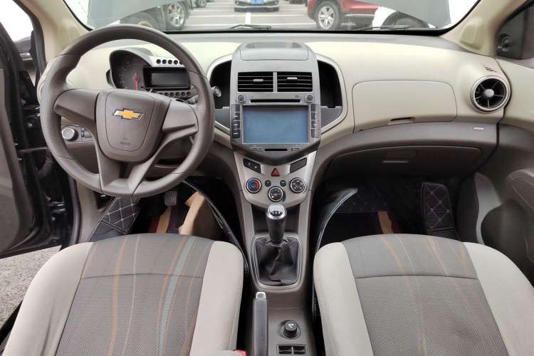 Used Chevrolet Aveo Sonic 2011 Sedan 1.4L MT SL Center Console