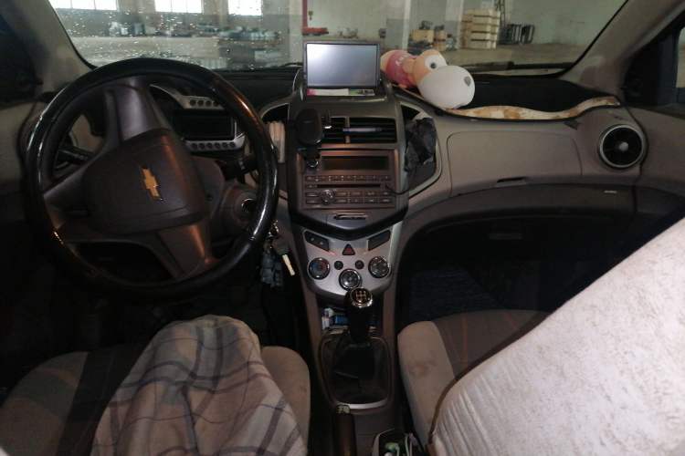 Used Chevrolet Aveo Sonic 2011 Sedan 1.4L MT SL Center Console