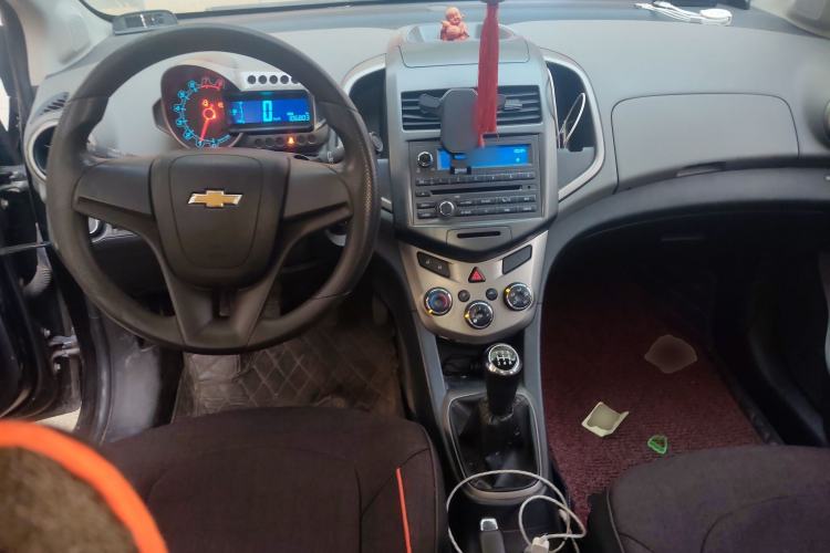 Used Chevrolet Aveo Sonic 2011 Sedan 1.4L MT SL Center Console