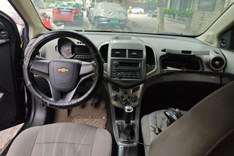 Used Chevrolet Aveo Sonic 2011 Sedan 1.4L MT SL Center Console