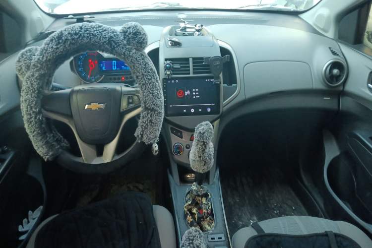 Used Chevrolet Aveo Sonic 2011 Sedan 1.4L Manual Transmission SE Center Console