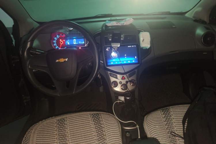 Used Chevrolet Aveo Sonic 2011 Sedan 1.4L MT SL Center Console
