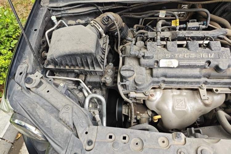 Used Chevrolet Aveo Sonic 2011 Sedan 1.4L Manual Transmission SE Engine Bay Right