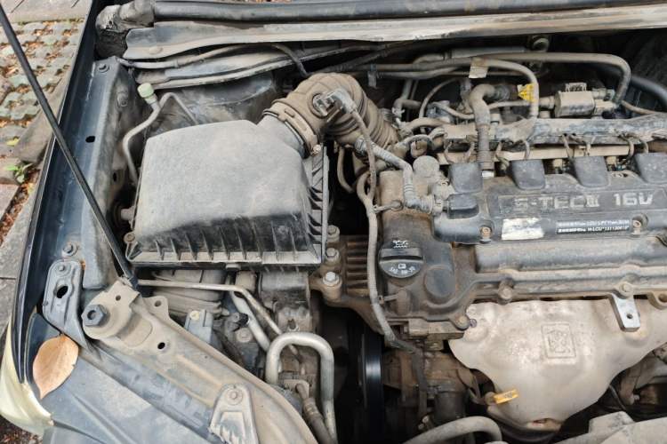 Used Chevrolet Aveo Sonic 2011 Sedan 1.4L MT SL Engine Bay Right