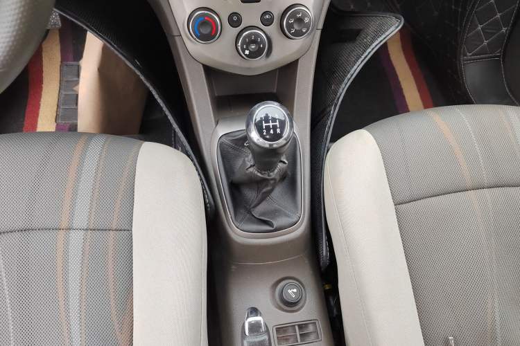 Used Chevrolet Aveo Sonic 2011 Sedan 1.4L MT SL Gear Lever