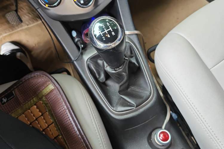 Used Chevrolet Aveo Sonic 2011 Sedan 1.4L Manual Transmission SE Gear Lever