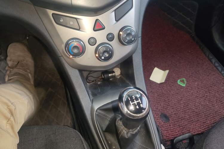 Used Chevrolet Aveo Sonic 2011 Sedan 1.4L MT SL Gear Lever