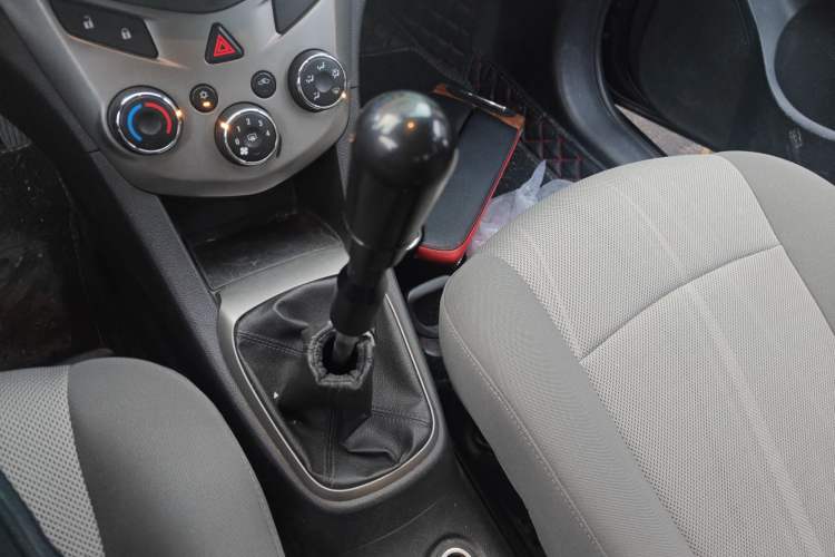 Used Chevrolet Aveo Sonic 2011 Sedan 1.4L Manual Transmission SE Gear Lever