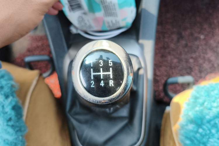 Used Chevrolet Aveo Sonic 2011 Sedan 1.4L Manual Transmission SE Gear Lever