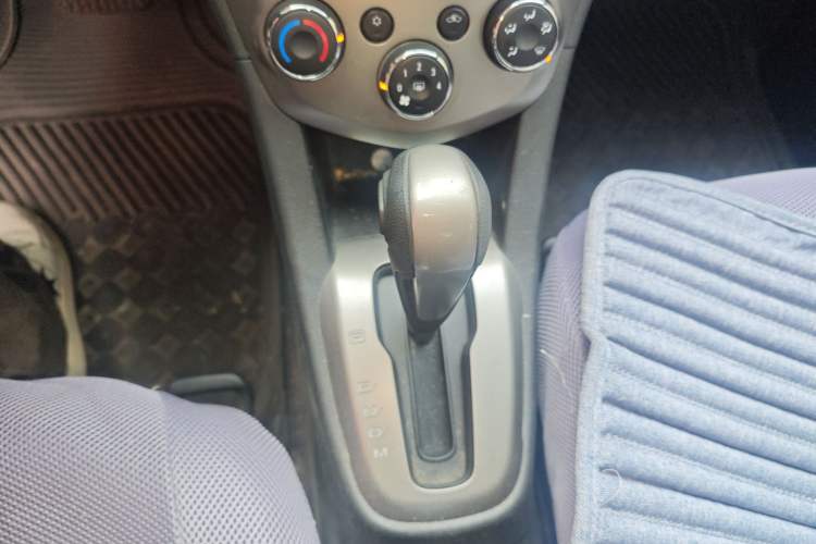 Used Chevrolet Aveo Sonic 2011 Sedan 1.4L Automatic SL Gear Lever