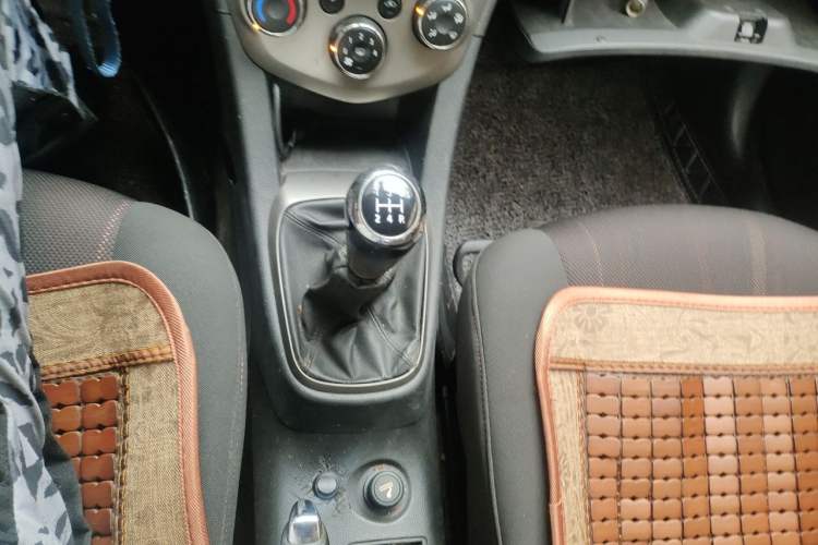 Used Chevrolet Aveo Sonic 2011 Sedan 1.4L Manual Transmission SE Gear Lever