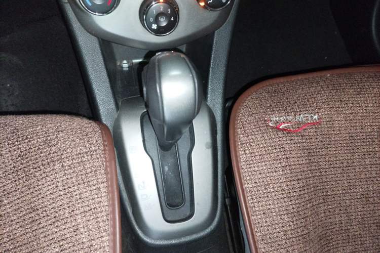 Used Chevrolet Aveo Sonic 2011 Sedan 1.4L Automatic SL Gear Lever
