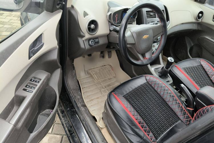 Used Chevrolet Aveo Sonic 2011 Sedan 1.4L MT SL Interior 2