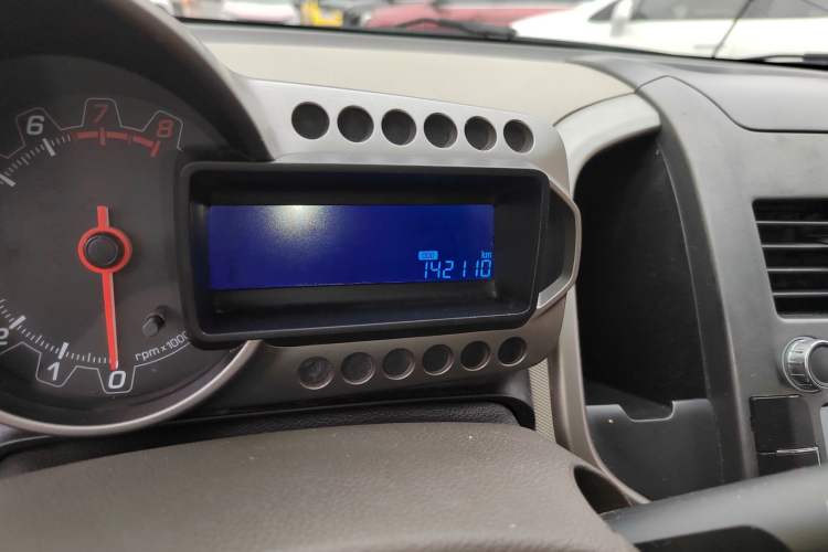 Used Chevrolet Aveo Sonic 2011 Sedan 1.4L MT SL Odometer Close Up