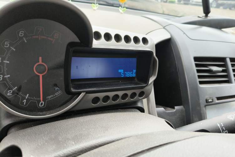 Used Chevrolet Aveo Sonic 2011 Sedan 1.4L MT SL Odometer Close Up