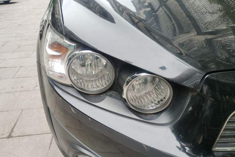 Used Chevrolet Aveo Sonic 2011 Sedan 1.4L Manual Transmission SE Right Front Headlight