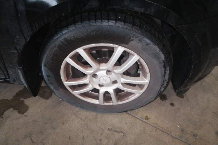 Used Chevrolet Aveo Sonic 2011 Sedan 1.4L MT SL Right Front Wheel Hub