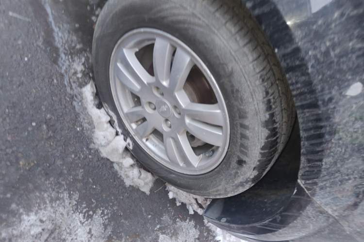 Used Chevrolet Aveo Sonic 2011 Sedan 1.4L Manual Transmission SE Right Front Wheel Hub