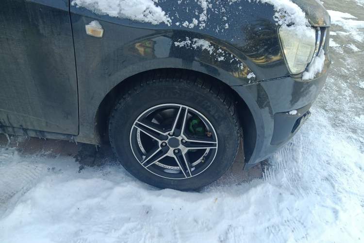 Used Chevrolet Aveo Sonic 2011 Sedan 1.4L Manual Transmission SE Right Front Wheel Hub