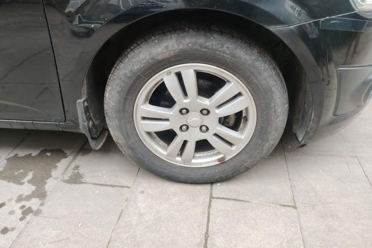 Used Chevrolet Aveo Sonic 2011 Sedan 1.4L Manual Transmission SE Right Front Wheel Hub