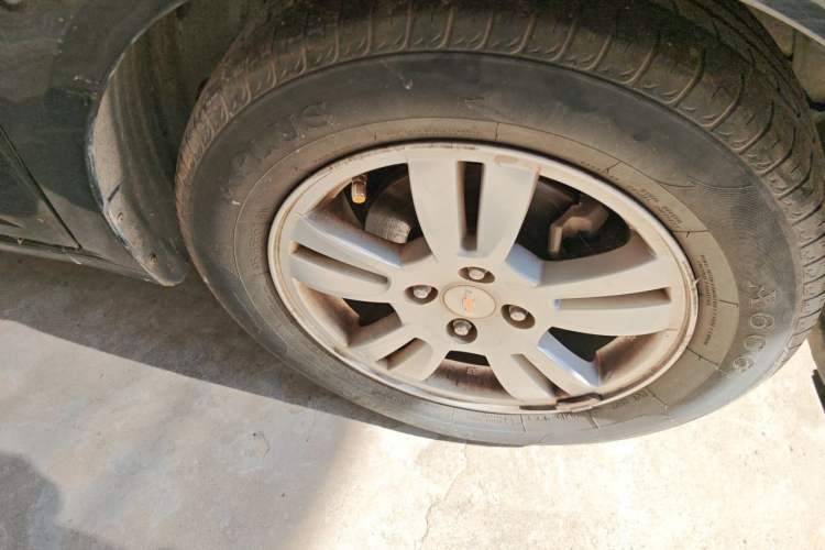Used Chevrolet Aveo Sonic 2011 Sedan 1.4L Manual Transmission SE Right Front Wheel Hub