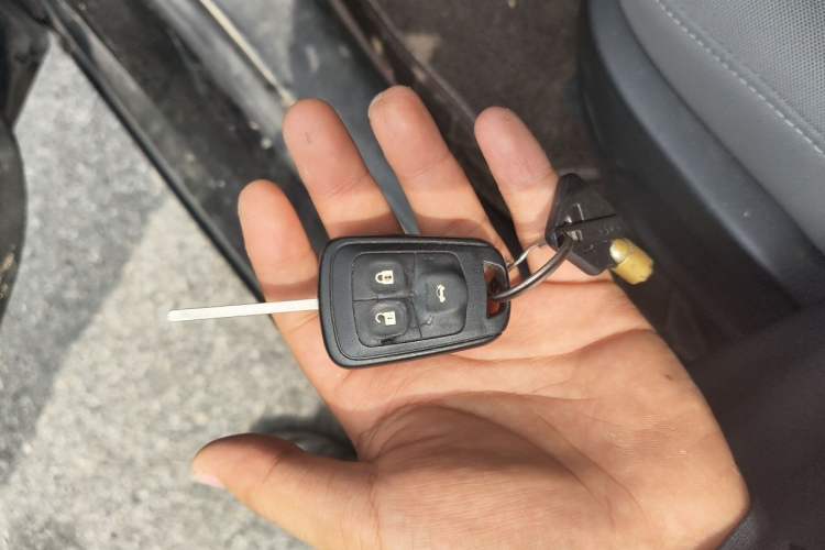 Used Chevrolet Aveo Sonic 2011 Sedan 1.4L Manual Transmission SE Vehicle Key