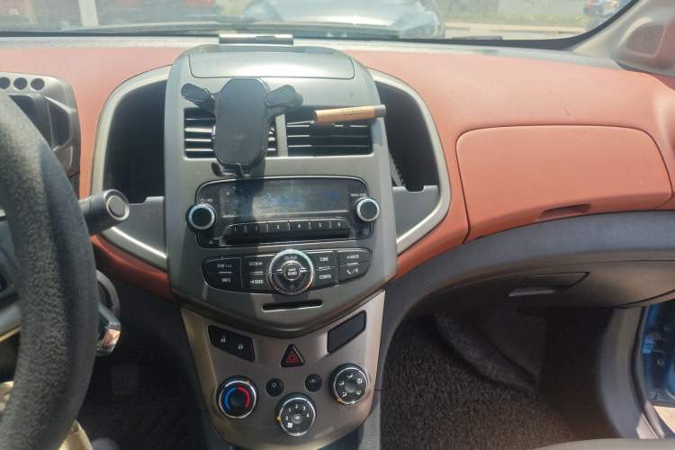 Used Chevrolet Aveo Sonic 2011 Sedan 1.4L MT SL Audio And AC Panel