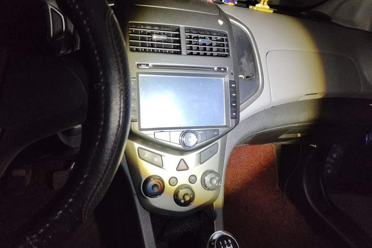 Used Chevrolet Aveo Sonic 2011 Sedan 1.4L MT SL Audio And AC Panel