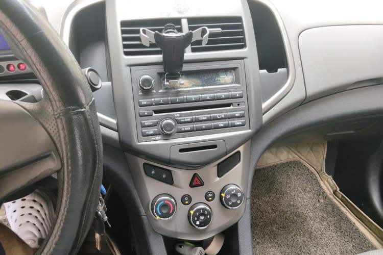 Used Chevrolet Aveo Sonic 2011 Sedan 1.4L MT SL Audio And AC Panel
