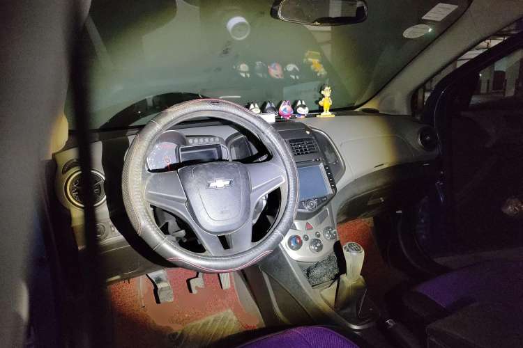 Used Chevrolet Aveo Sonic 2011 Sedan 1.4L MT SL Center Console
