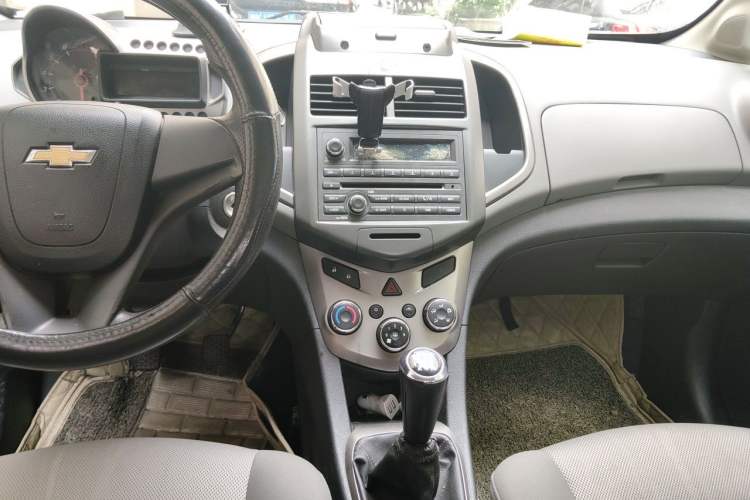 Used Chevrolet Aveo Sonic 2011 Sedan 1.4L MT SL Center Console