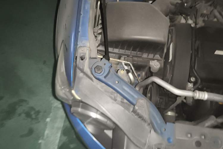 Used Chevrolet Aveo Sonic 2011 Sedan 1.6L Manual Transmission SX Engine Bay Right