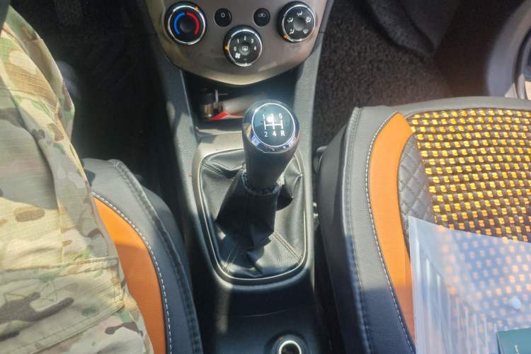 Used Chevrolet Aveo Sonic 2011 Sedan 1.4L MT SL Gear Lever