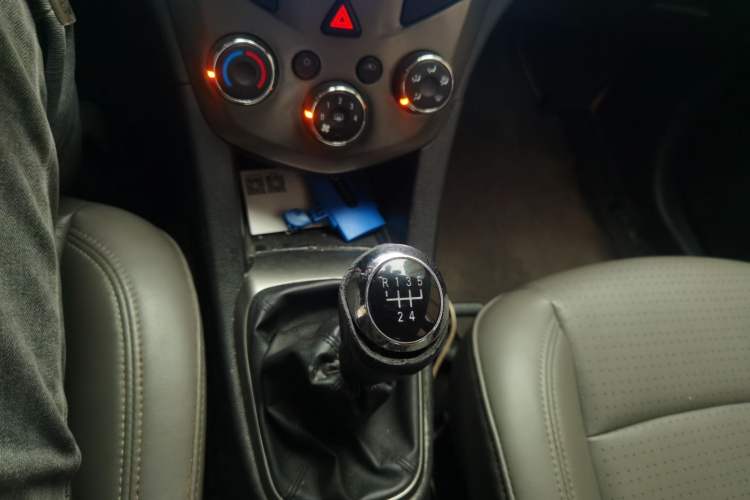 Used Chevrolet Aveo Sonic 2011 Sedan 1.6L Manual Transmission SX Gear Lever
