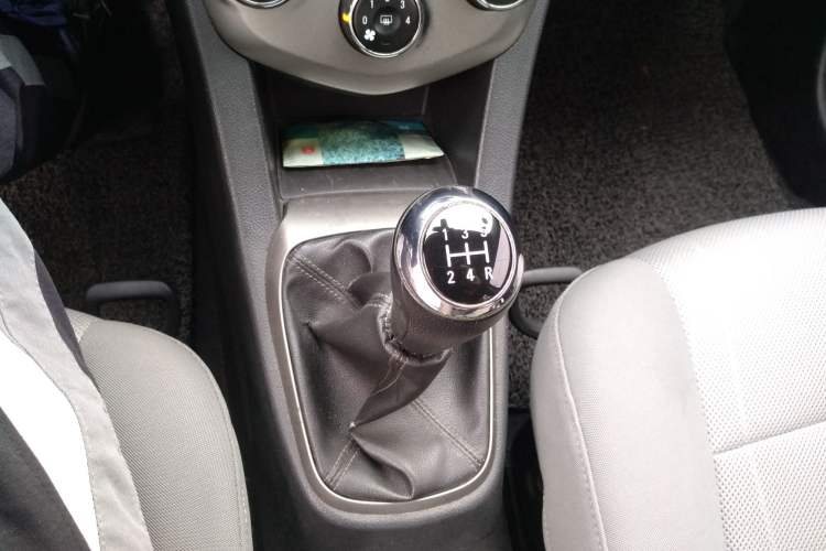 Used Chevrolet Aveo Sonic 2011 Sedan 1.4L Manual Transmission SE Gear Lever