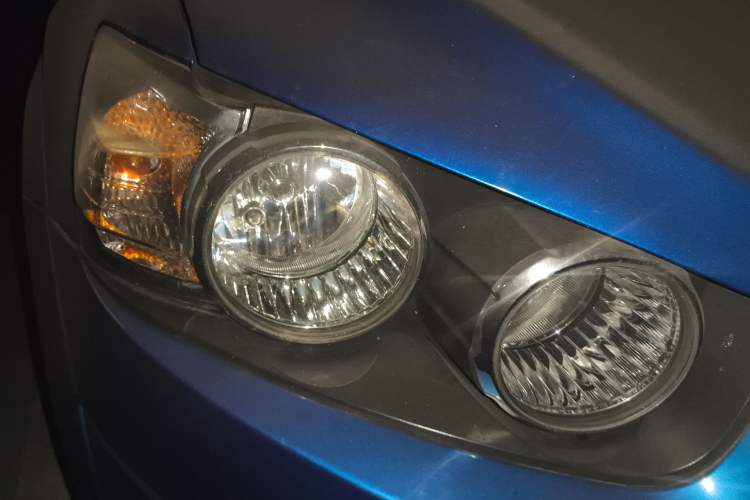 Used Chevrolet Aveo Sonic 2011 Sedan 1.6L Manual Transmission SX Right Front Headlight