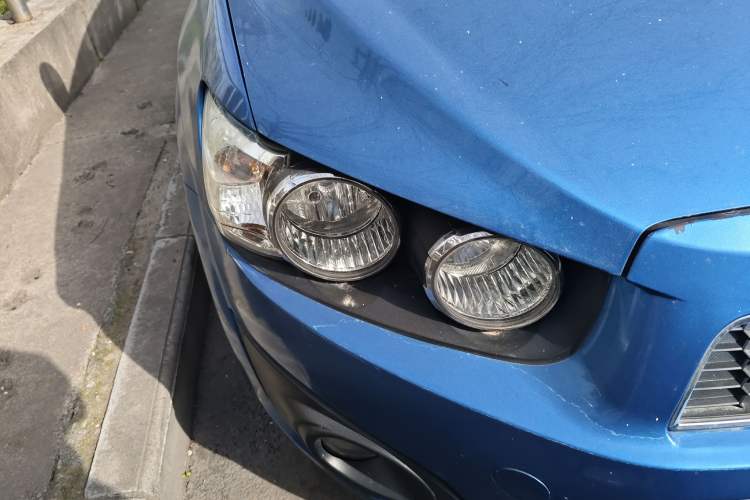 Used Chevrolet Aveo Sonic 2011 Hatchback 1.6L MT SX Right Front Headlight