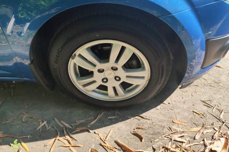 Used Chevrolet Aveo Sonic 2011 Sedan 1.4L Manual Transmission SE Right Front Wheel Hub