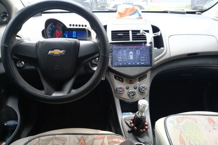 Used Chevrolet Aveo Sonic 2011 Sedan 1.4L MT SL Center Console