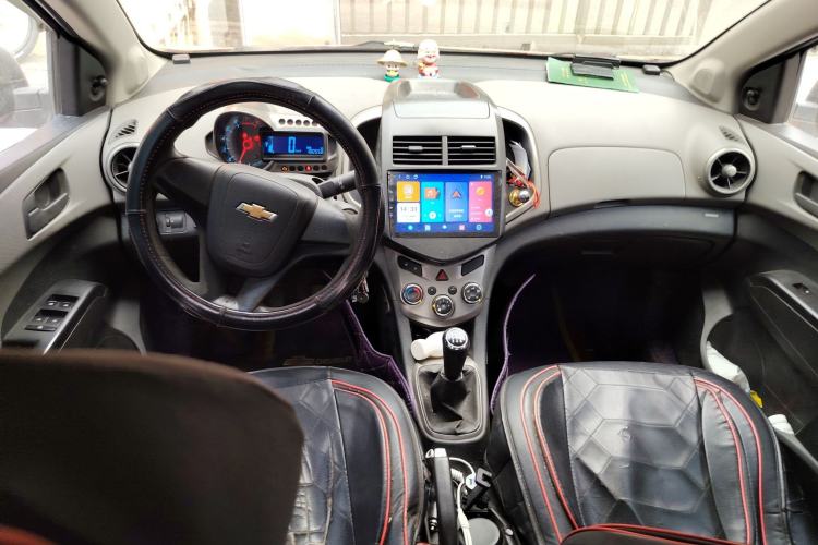 Used Chevrolet Aveo Sonic 2011 Sedan 1.4L MT SL Center Console
