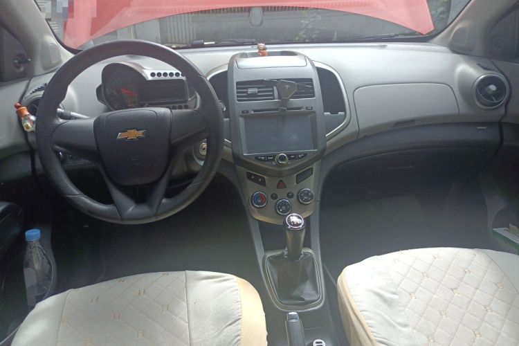 Used Chevrolet Aveo Sonic 2011 Sedan 1.4L MT SL Center Console