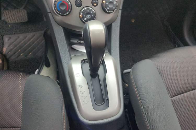 Used Chevrolet Aveo Sonic 2011 Hatchback 1.6L AT SX Gear Lever