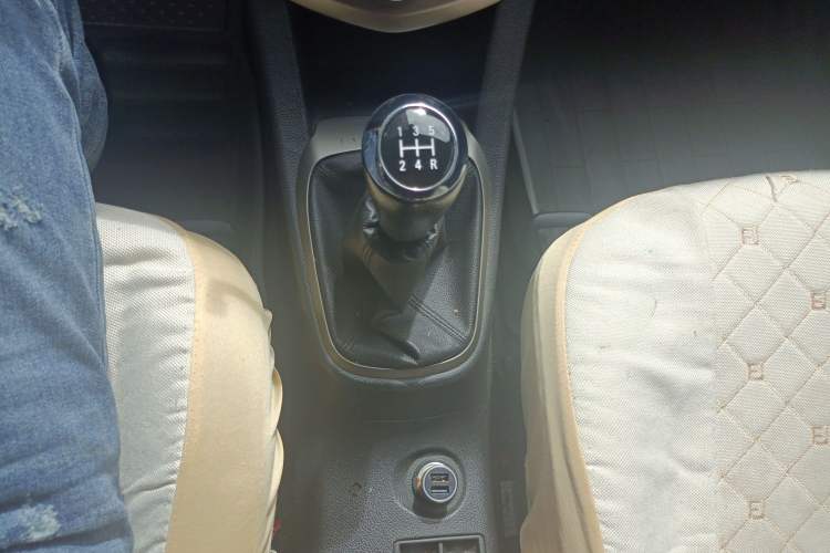 Used Chevrolet Aveo Sonic 2011 Sedan 1.4L MT SL Gear Lever