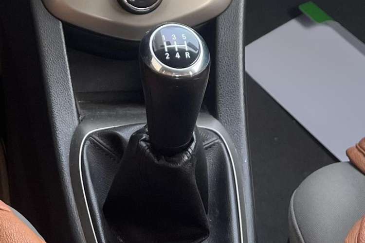 Used Chevrolet Aveo Sonic 2011 Sedan 1.4L Manual Transmission SE Gear Lever