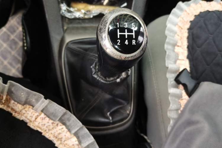 Used Chevrolet Aveo Sonic 2011 Sedan 1.4L Manual Transmission SE Gear Lever