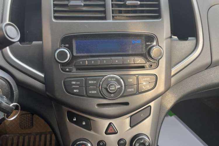 Used Chevrolet Aveo Sonic 2011 Sedan 1.4L Manual Transmission SE Interior 3