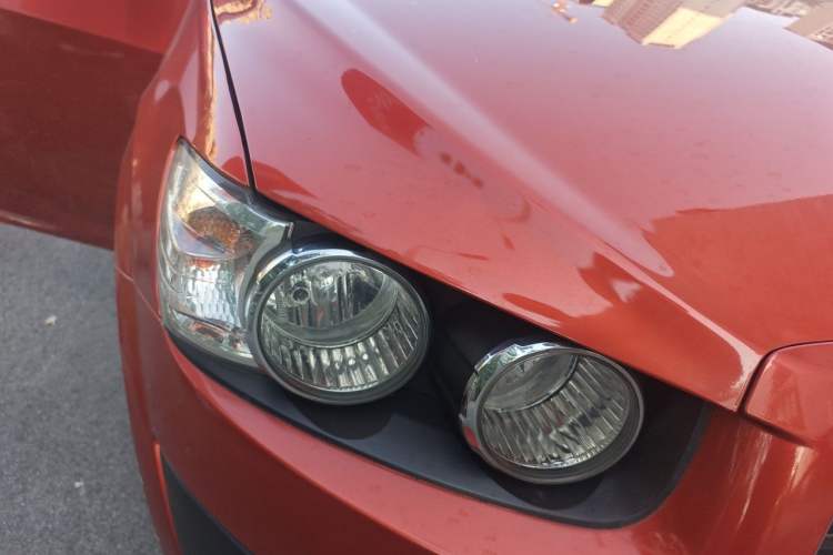 Used Chevrolet Aveo Sonic 2011 Sedan 1.4L Manual Transmission SE Right Front Headlight